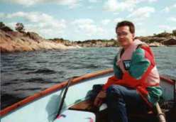 Andreas mit ca. 20 in Norwegen, mit Schwimmweste auf einem Boot