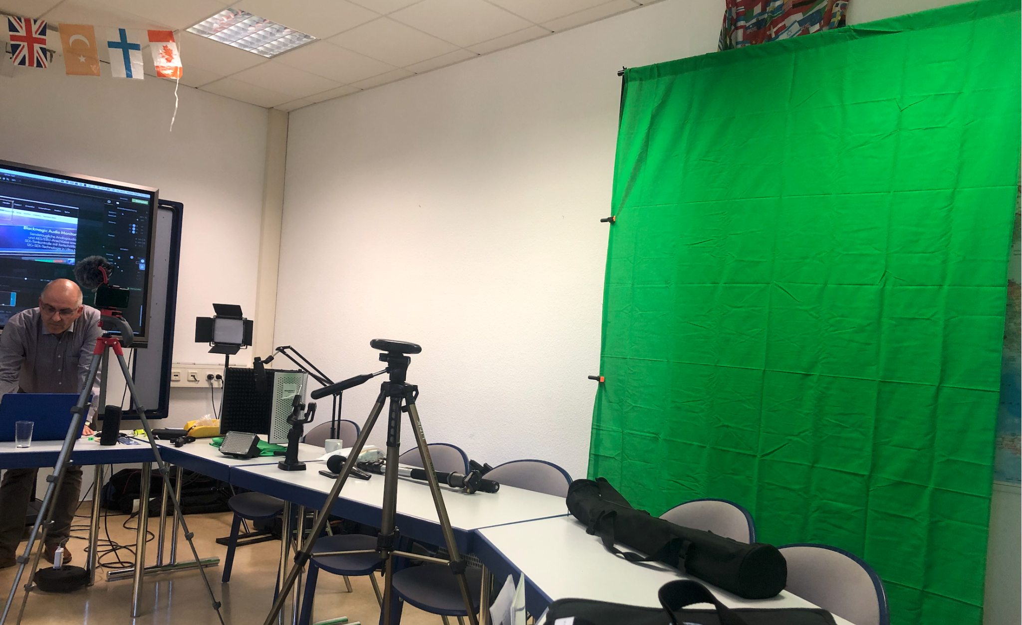 Kameras und Greenscreen in einem Schulungsraum