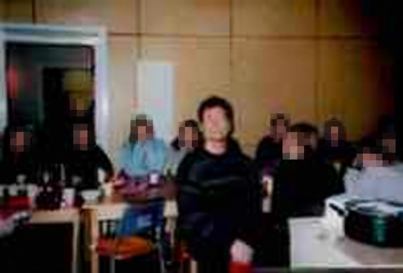 Andreas im Vordergrund eines Klassenraums; die Gesichter der anderen Personen sind verpixelt.