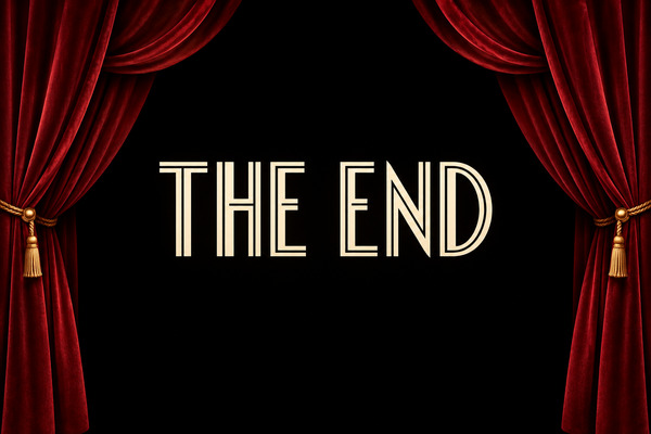 Weißer Schriftzug „THE END“ vor schwarzem Hintergrund zwischen geöffneten roten Kinovorhängen.